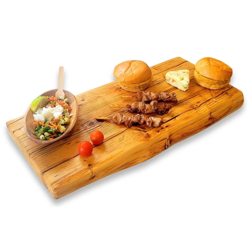 Servierbrett aus Massivholz / Altholz in Farbe honey dekoriert mit Salat, Tomaten, Fleischspießen, Reis und zwei Burgern Servierbrett aus Massivholz / Altholz in Farbe honey dekoriert mit Salat, Tomaten, Fleischspießen, Reis und zwei Burgern